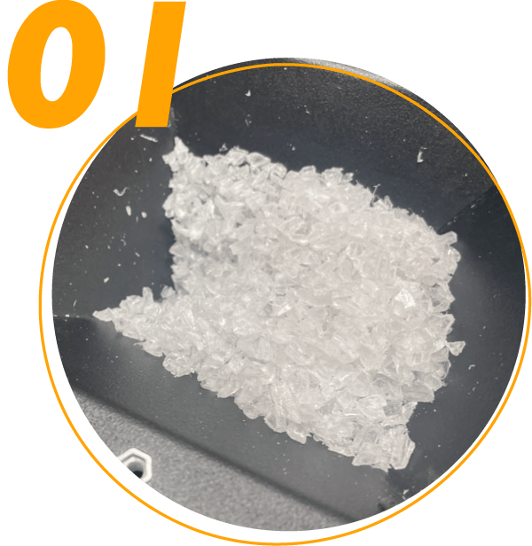 01粉砕された廃材押し出し中